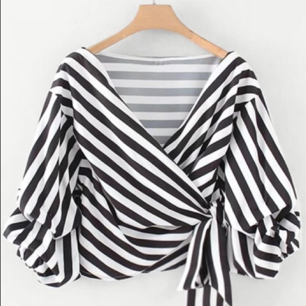 🎉HP🎉 Striped side tie blouse - Picture 2 of 5